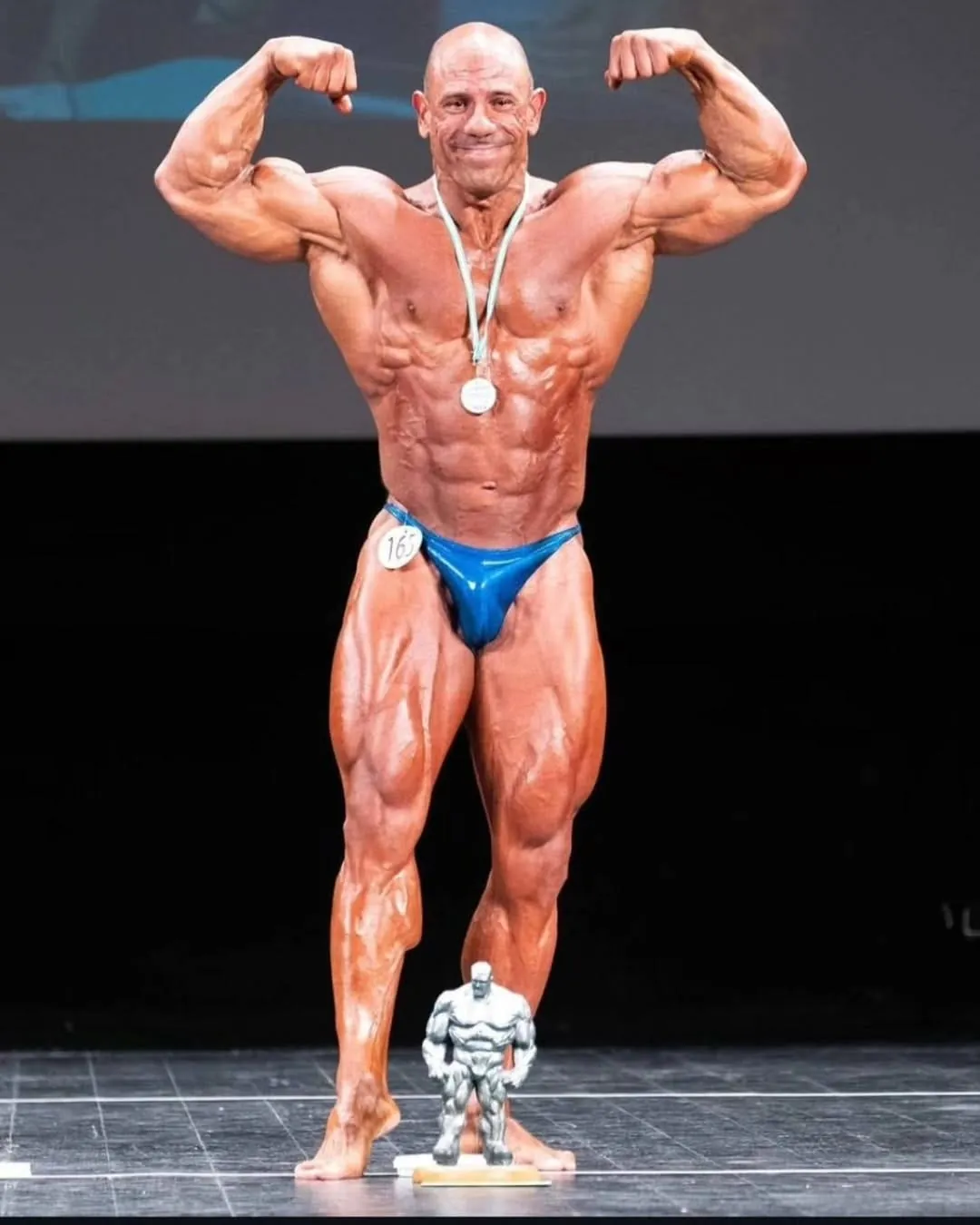Kike Cárdenas en el escenario de competición con medalla y trofeo